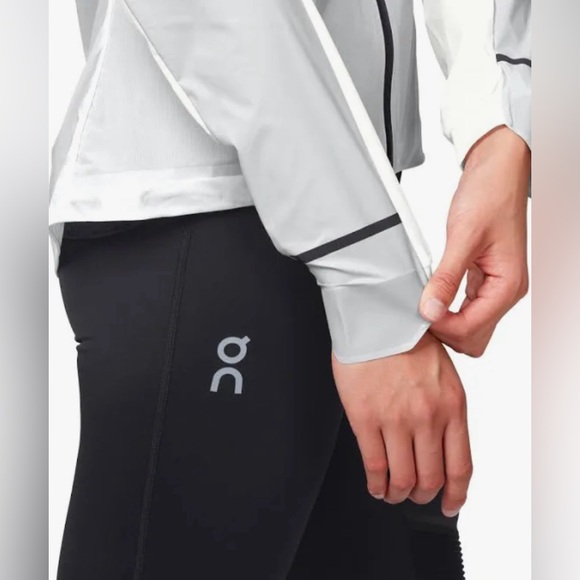 NWT On cloud windbreaker - Picture 3 of 5